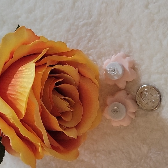 FASHION PINK FLOWER 🌸 EARRINGS WITH FAUX PEARL - Picture 3 of 5